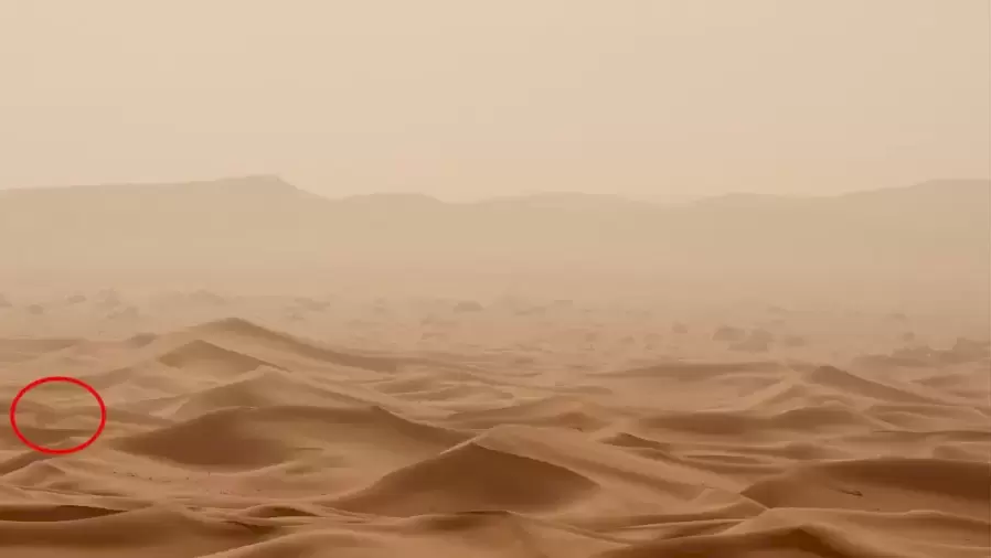 آیا می توانید یک شی عجیب را در این صحرای بزرگ پیدا کنید؟