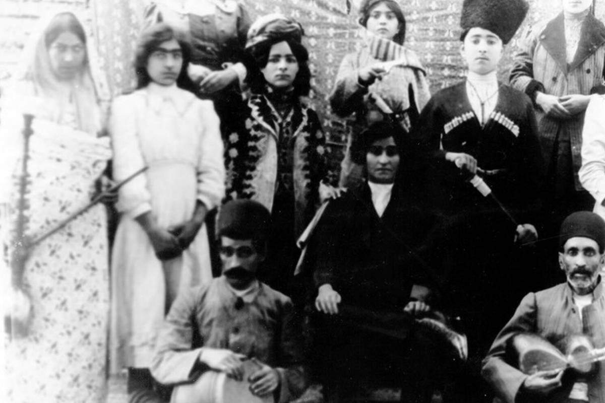 دستۀ «مطرب‌ها» با ساز و قلیان؛ بیش از یک قرن قبل