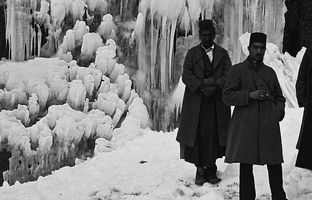 رجال قاجاری پای آبشار یخ + تصاویر