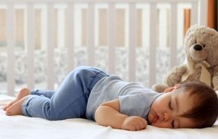 راهنمای فرزندپروری؛ از چه سنی کودک باید در اتاق خود بخوابد؟