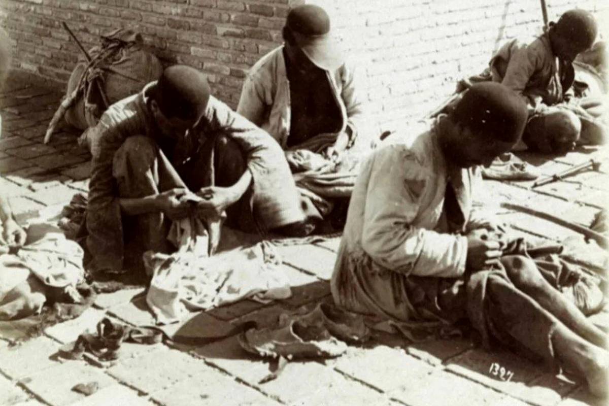 گرفتن شپش از بدن زیر آفتاب! کاری معمول در دوران قاجار