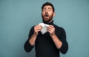 کدام عطسه مضر است؟/ اگر جلوی عطسه را بگیریم چه می‌شود؟/