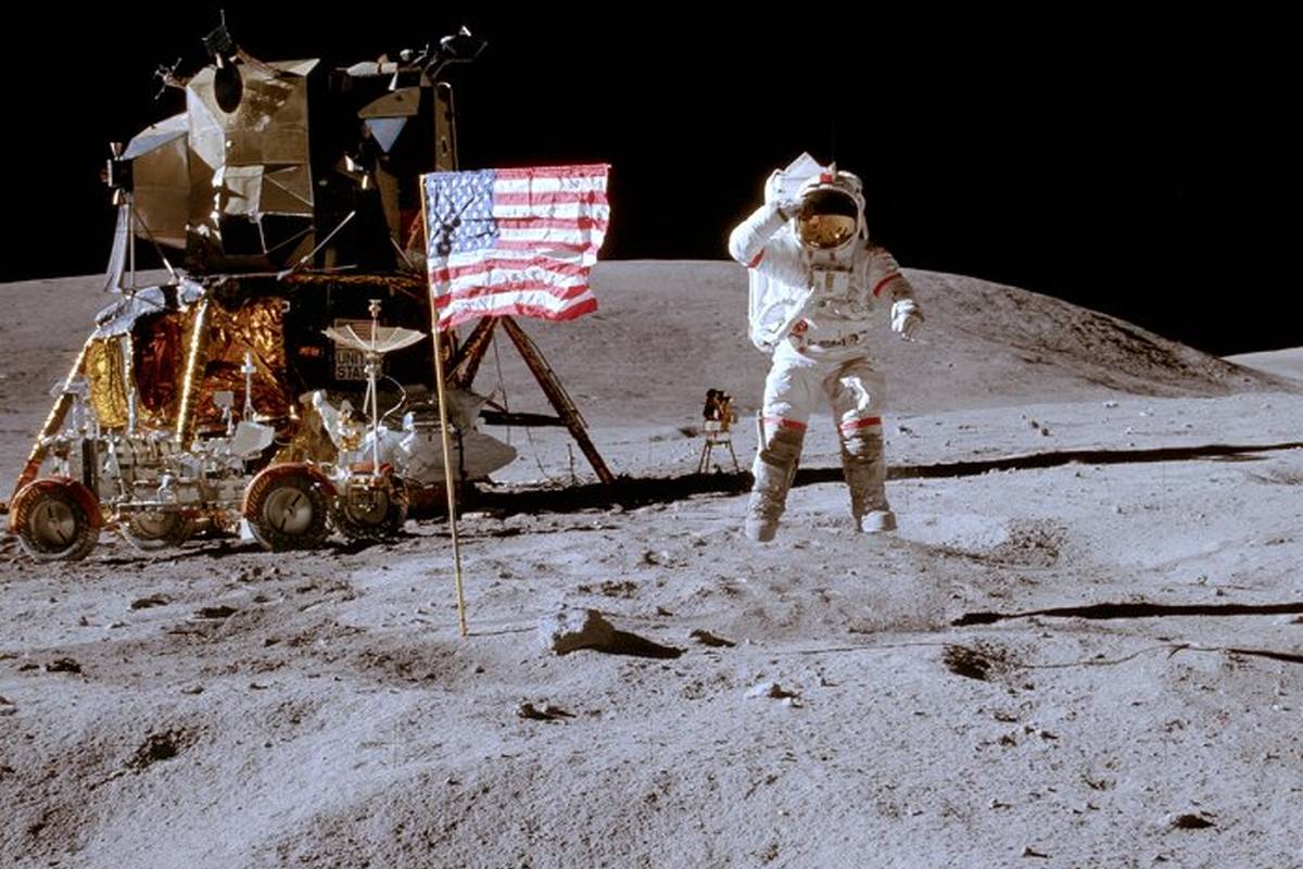آیا پرچم آمریکا هنوز بر روی ماه باقی مانده؟
