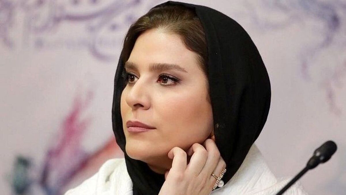 ژست متفاوت سحر دولتشاهی در کنار دوچرخه قدیمی