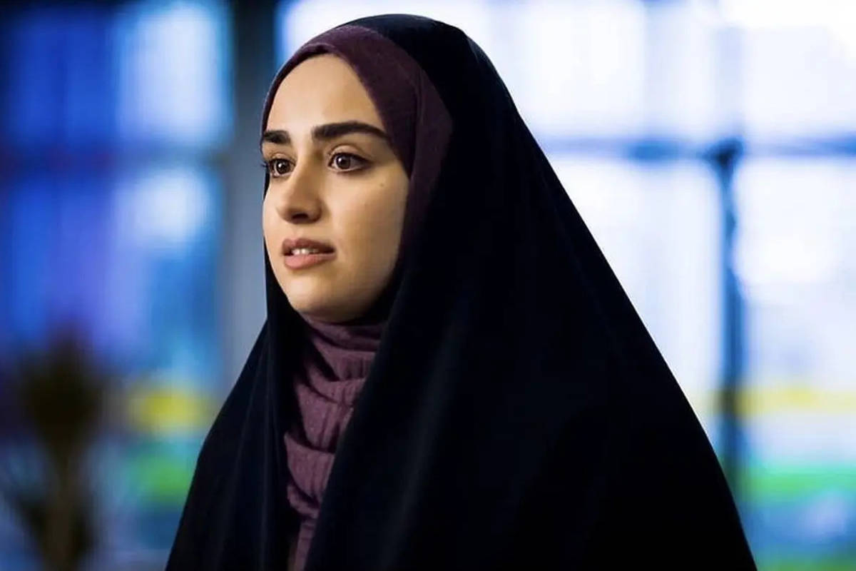 پاپاراتزی ایرانی؛ ژست معصومانه بازیگر سریال «هیولا» با حجاب کامل در یک امامزاده جلب‌توجه کرد 