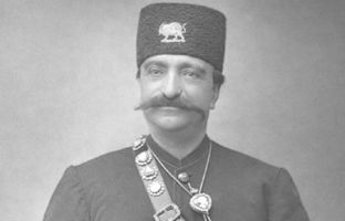 ژست دیدنیِ ناصرالدین شاه کنار زنان حرمسرا! 