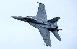 شاخ به شاخ F18 آمریکا با موشک یمنی + ویدئو