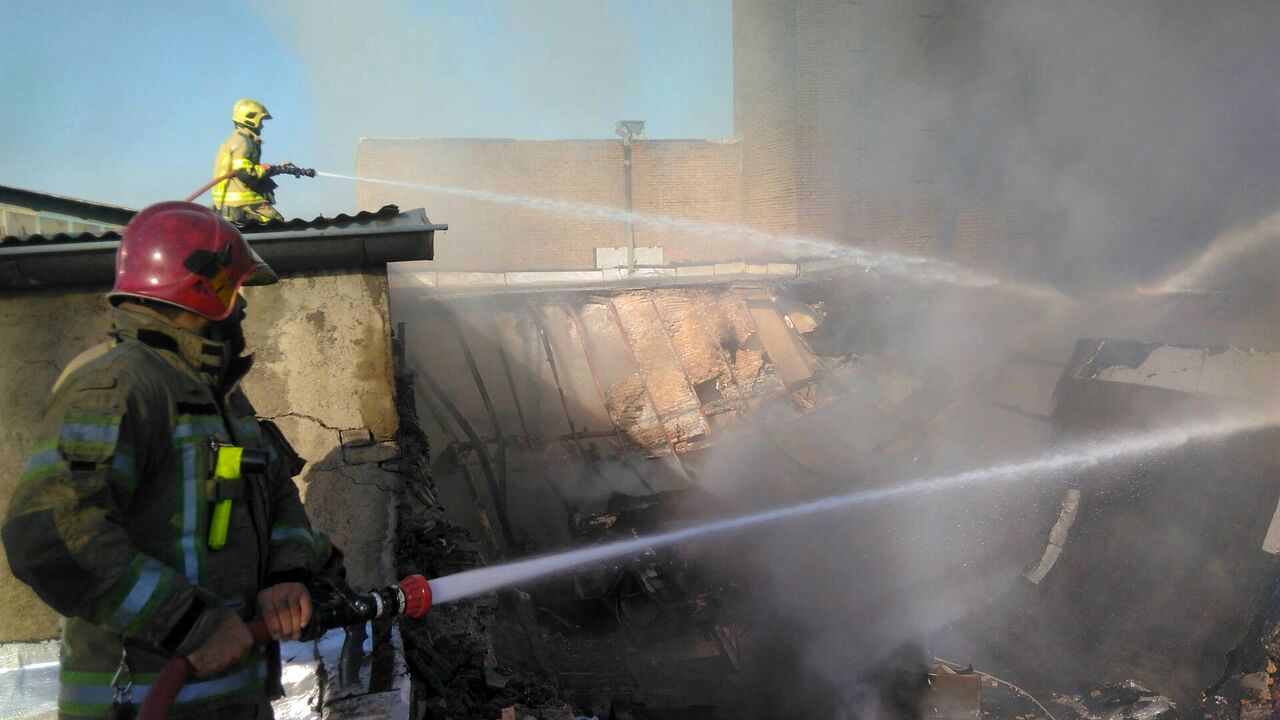 مهار آتش‌سوزی در شهرک صنعتی فجر گرمسار/۹ نفر مصدوم شدند