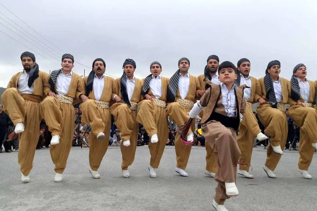 واکنش یک ربات به آهنگ کُردی در شهر مادرید + ویدئو