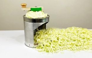 ببینید؛ مراحل درست کردن یک دستگاه خلاقانه برای خردکن کلم با قوطی فلزی