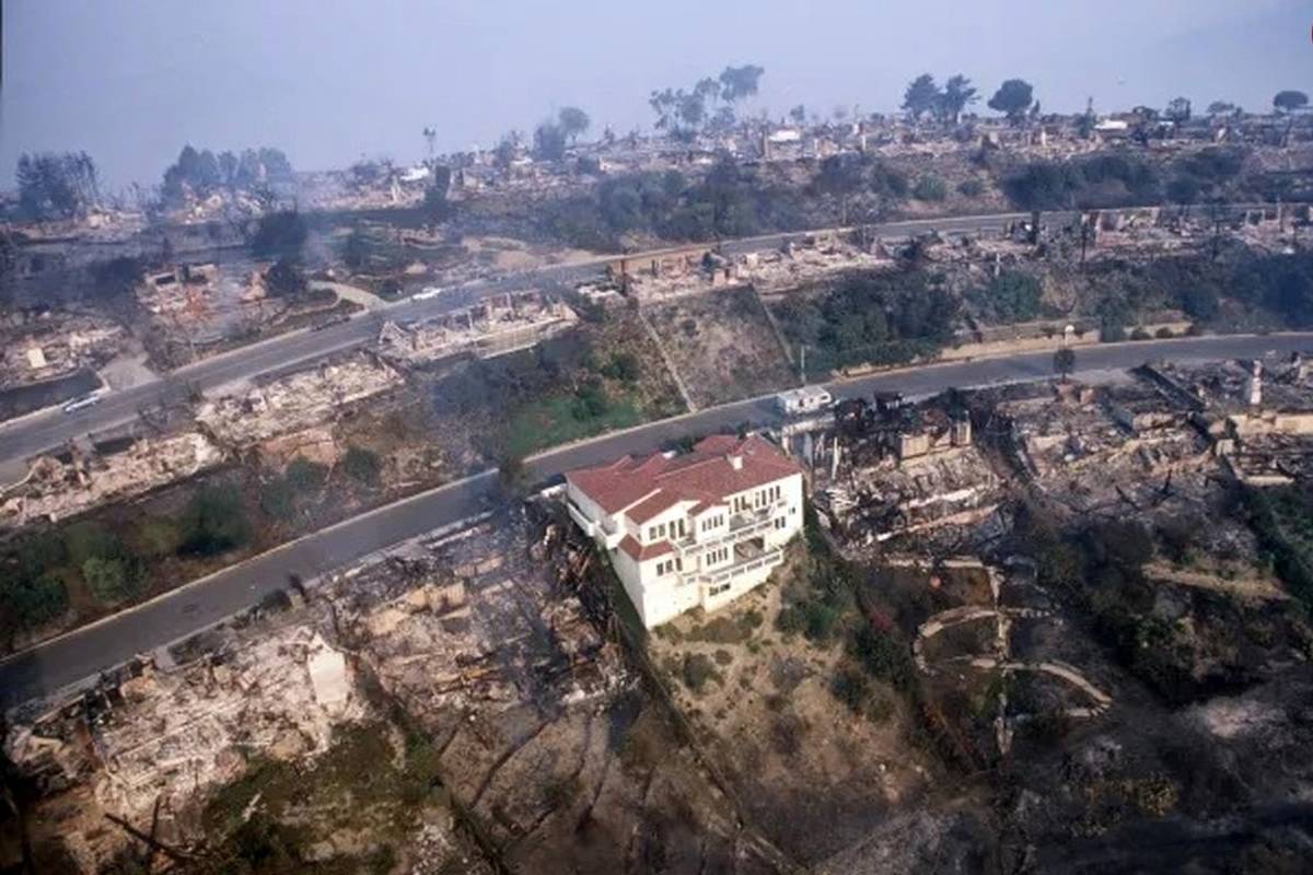 چرا بعضی از خانههای کالیفرنیا به شکل «معجزهآسا» در آتش نسوختند؟