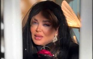 شعر خوانی به سبک بهاره رهنما؛ در عصری که‌ با عشق بیگانه‌ است‌!