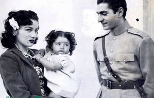 عکس دیده نشده از محمدرضا پهلوی و فوزیه با ژست عجیب
