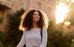 اگر می‌ خواهید هشیارتر زندگی کنید، این 8 عادت را کنار بگذارید 