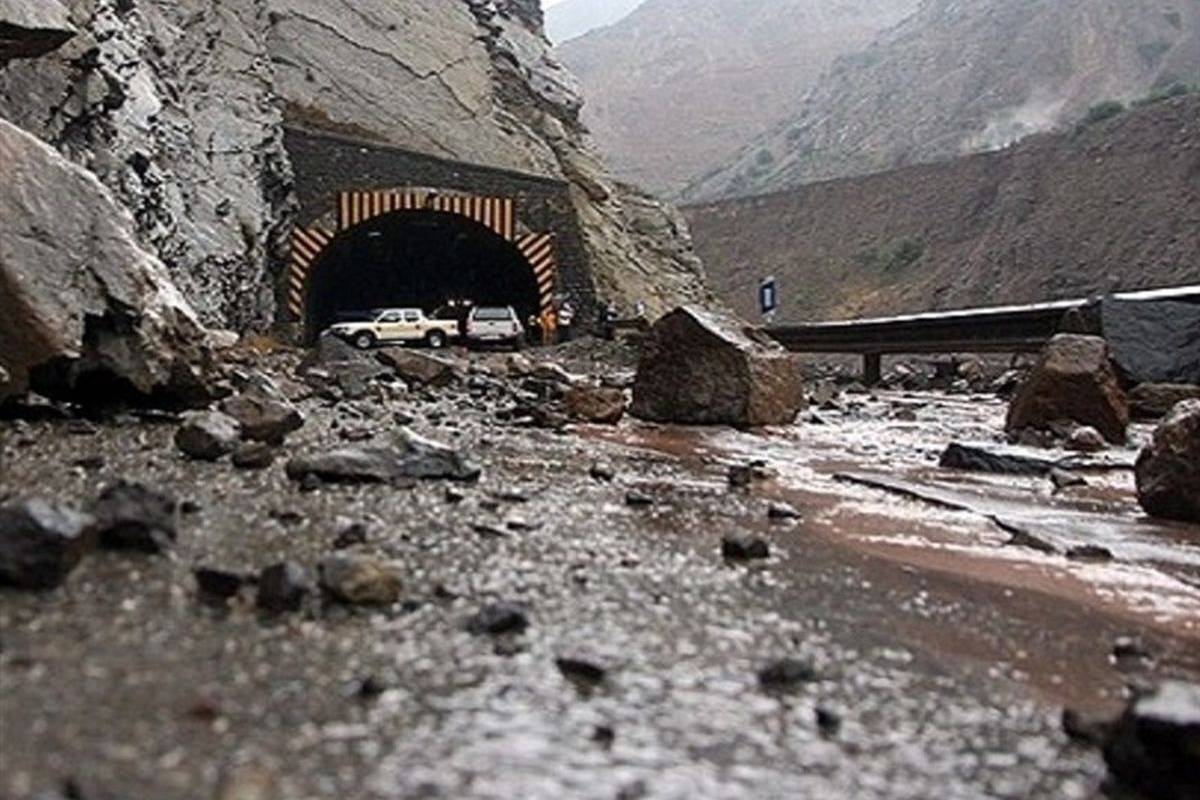 لحظه ریزش سنگ در جاده چالوس + ویدئو