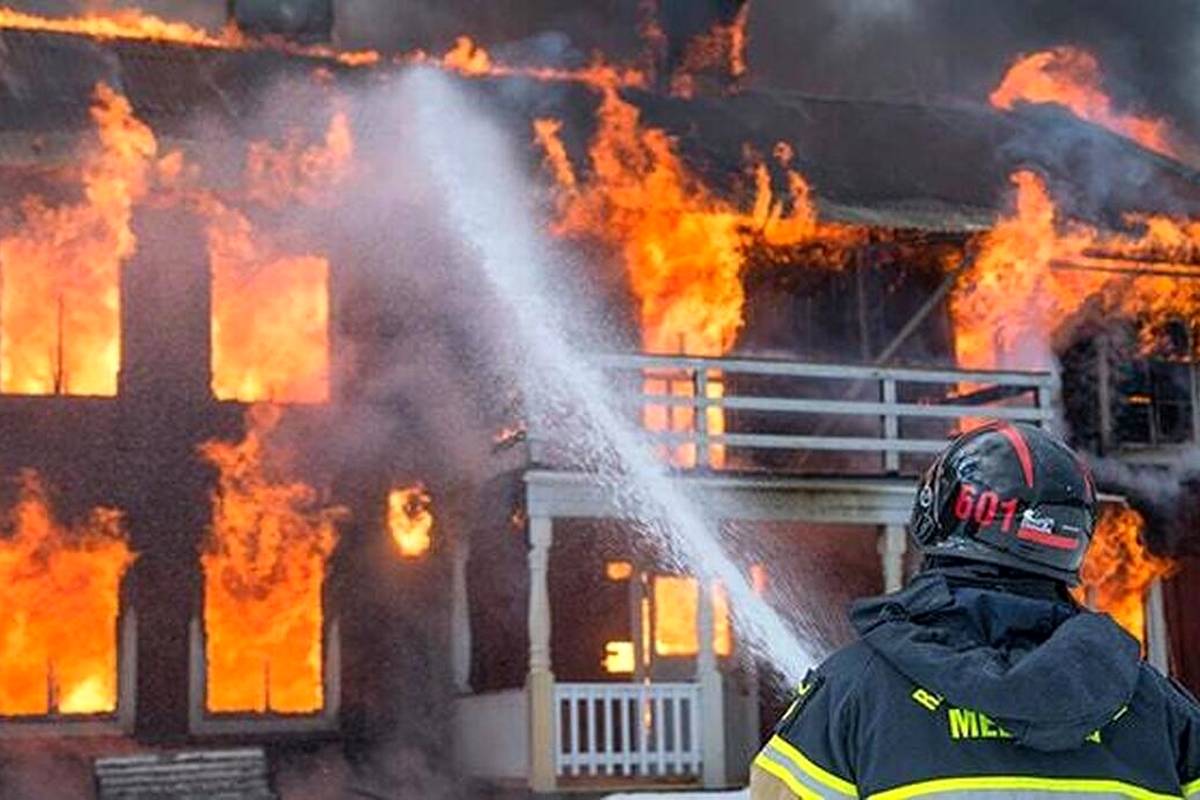 آتشسوزی گسترده در خیابان پیروزی تهران؛ چند نفر جان باختند؟