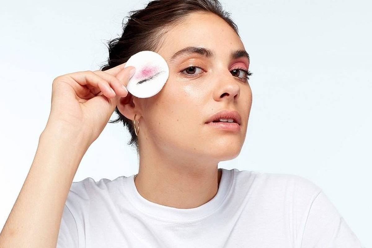 آیا دستمال مرطوب آرایشی میتواند جایگزین شوینده صورت باشد؟