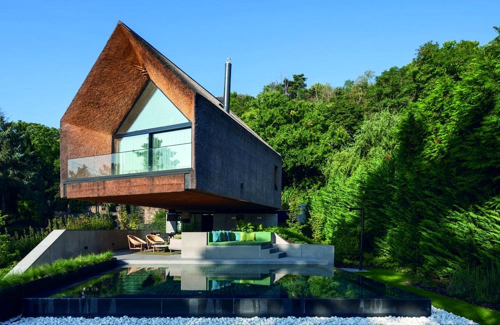 این خانۀ «معلّق کاهگلی» برندۀ جایزه بین‌المللی معماری شد + عکس