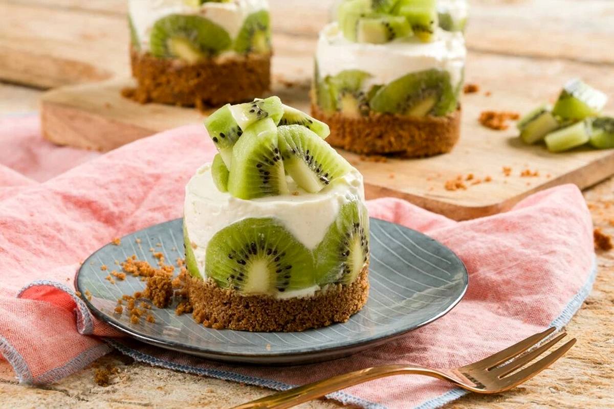 خوشمزه بپزید؛ طرز تهیه کرم چیز کیوی با کیوی های مانده در یخچال