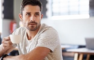 ۷ واکنش رایج در مردان وقتی عصبانی هستند، اما نمی‌خواهند آن را نشان دهند