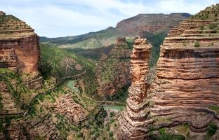 خوفناک‌ترین تنگه ایران در لرستان؛ تنگه شیرز و زیبایی‌هایش در بهار