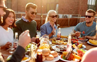  ۸ ویژگی دوستانی که از خانواده نزدیکترند! 