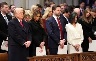 ترامپ و خانواده‌اش در حال تماشای اذان گفتن در یک کلیسا + ویدئو