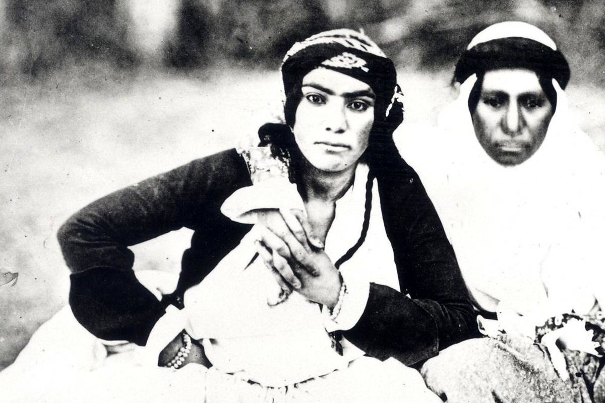 سفر به عصر قاجار؛ از گروه نمایش کریم شیرهای تا مهمانخانۀ قم + تصا.یر