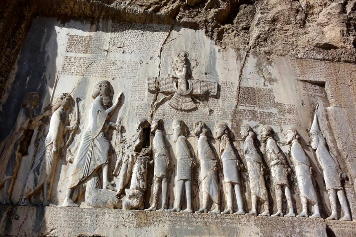 همسفر با داریوش به قتلگاه گئوماتای مغ در بیستون؛ گزارشی به خدایان
