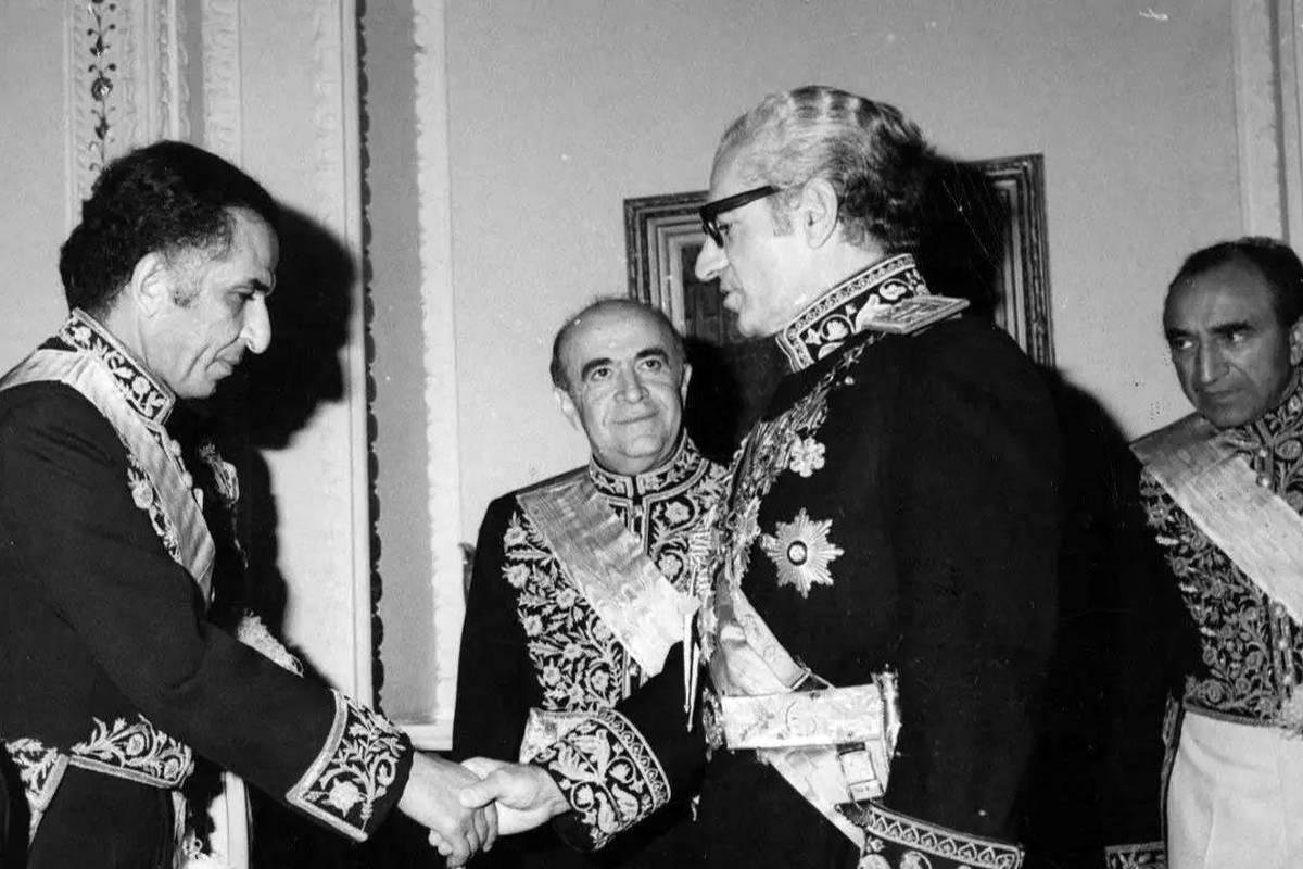 «جمشید آموزگار» در حال بوسیدن دست فرح؛ دهه 50