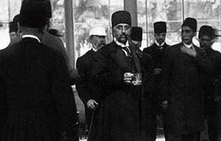  سفر به عصر قاجار؛ «عکس ما است، وقتی که آب می‌خوریم»! + عکس