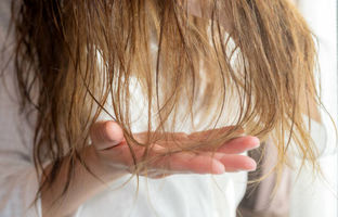 ۷ روش ساده برای رطوبت رسانی به مو