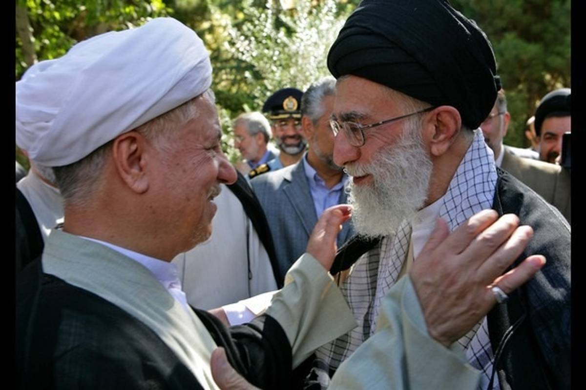 هاشمی رفسنجانی در حال دریافت نشان فتح از دست رهبر انقلاب؛ سال ۶۸