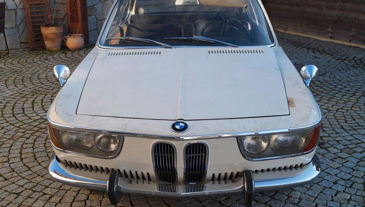 ب.ام.و ۲۰۰۰ کوپه در خیابان‌های جردن تهران دهه ۷۰