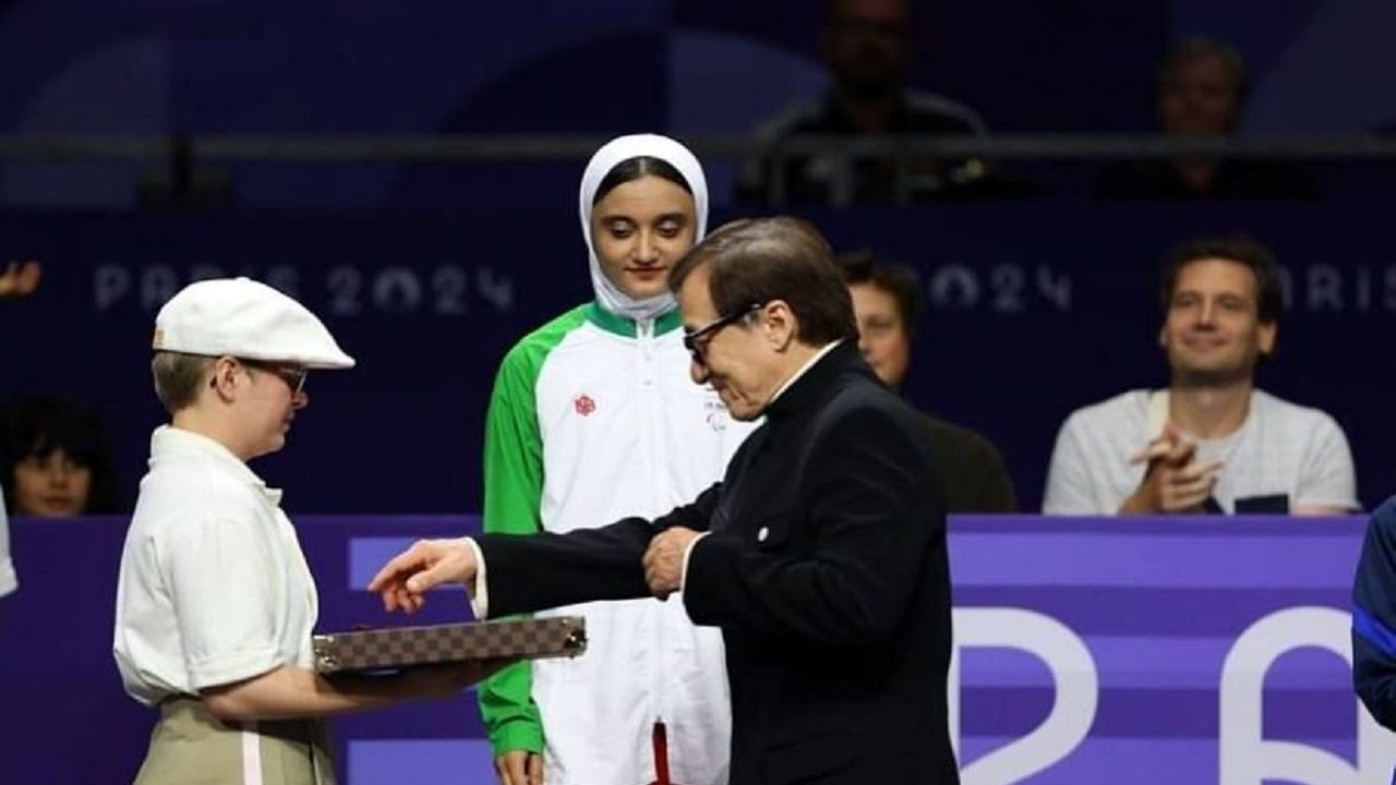 (ویدئو) لحظه اهدای مدال نقره زهرا رحیمی توسط جکی چان