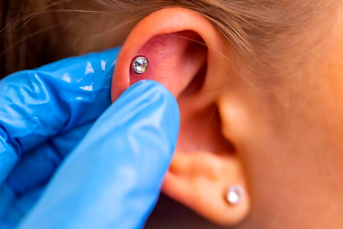 عوارض خطرناک پیرسینگ و سوراخ کردن گوش در آرایشگاهها