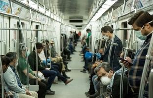 اقدام باورنکردنی یک مسافر برای از دست ندادن مترو! + ویدئو