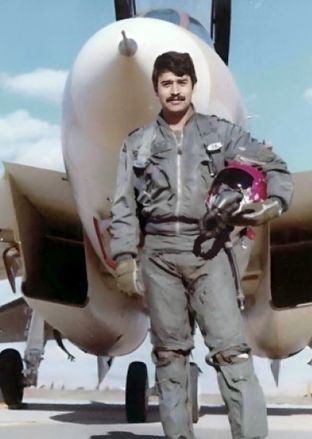 «سرتیپ جلیل زندی» خلبان مشهور F-14 در کنار جنگنده اش؛ دهه 50