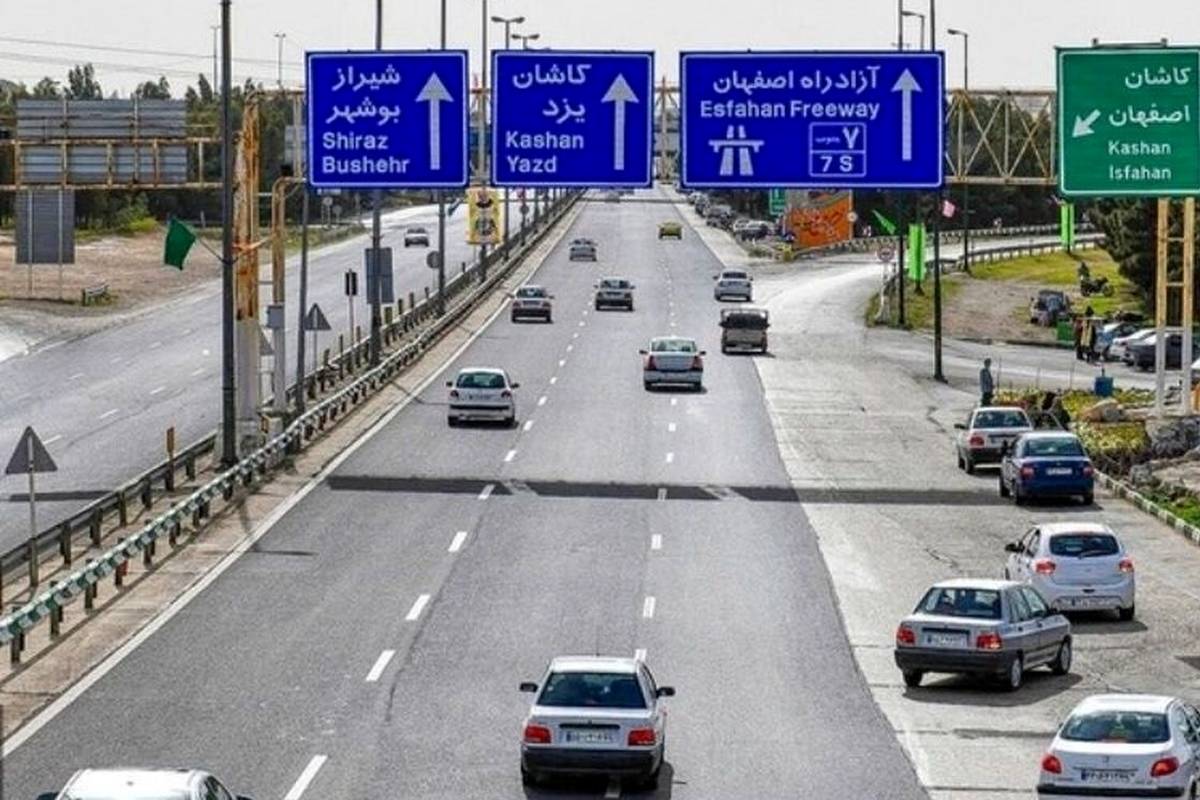سفر به ایران قدیم؛ کاروان شترها در جادۀ خاکی اصفهان؛ سال 1316 + تصویر