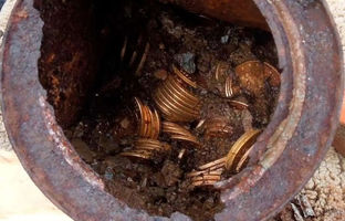  گنج ۱۰ میلیون‌دلاری که در قوطی‌های فلزی دفن شده بود 