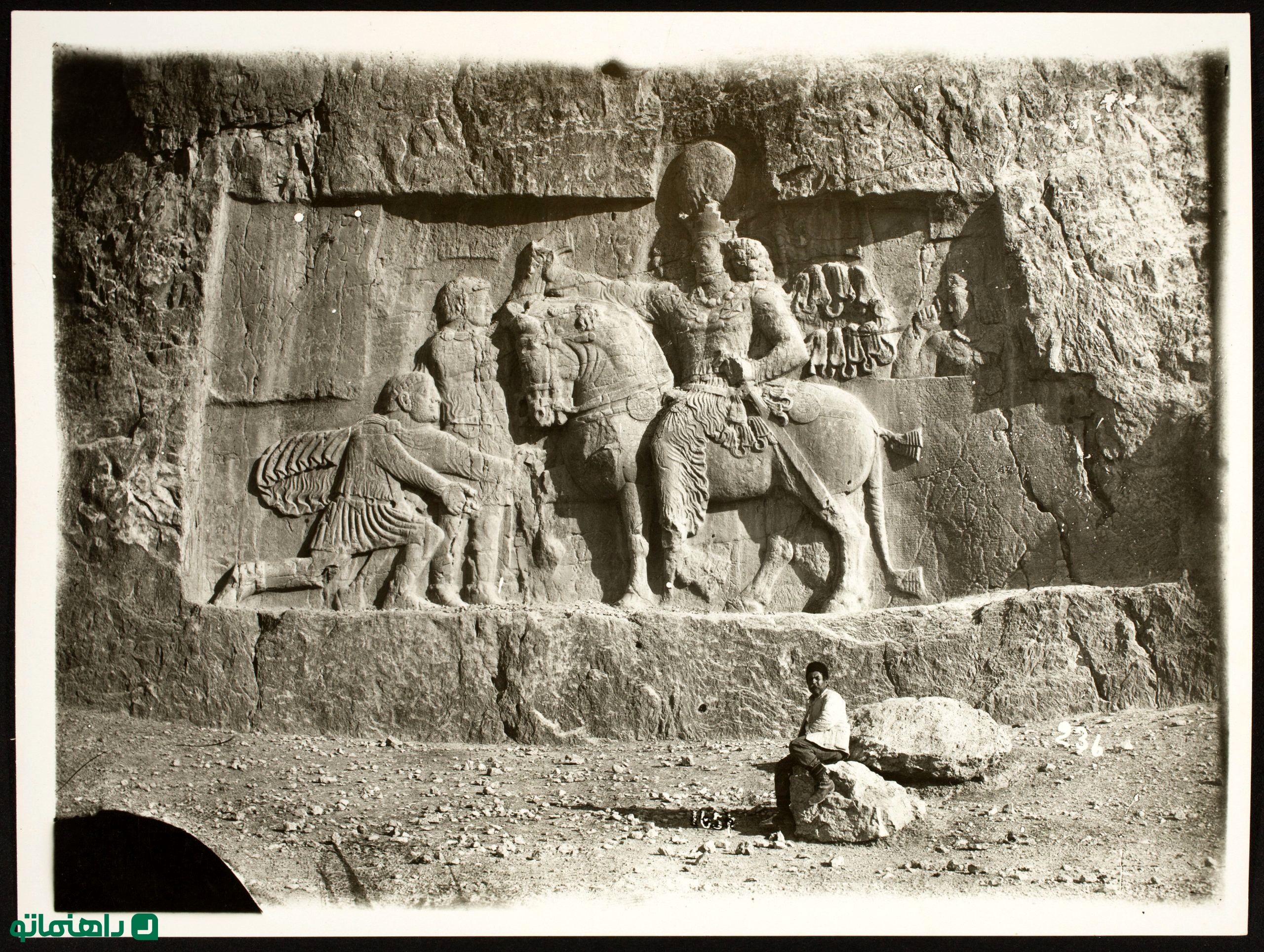 عکس‌هایی نادر از حجاری‌های پادشاهان ساسانی در نقش رستم در دوره قاجار