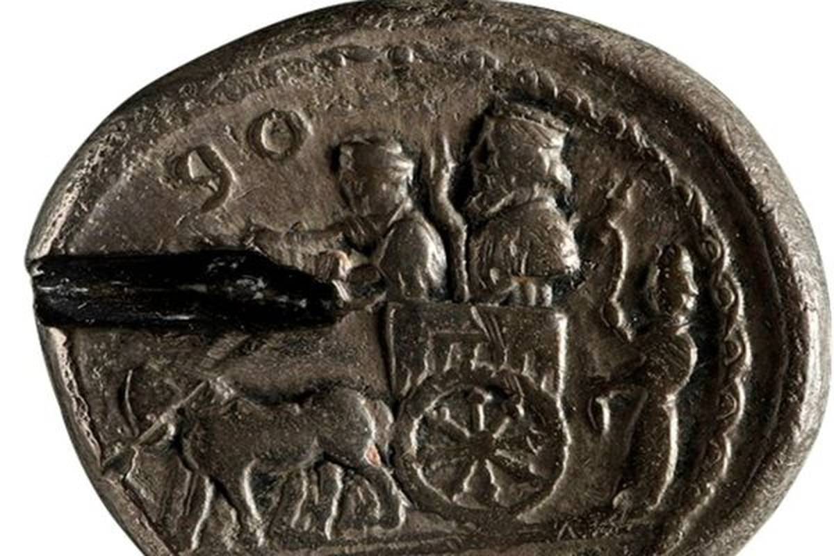  عکس؛ ‏دو دکمه از دوره هخامنشی 