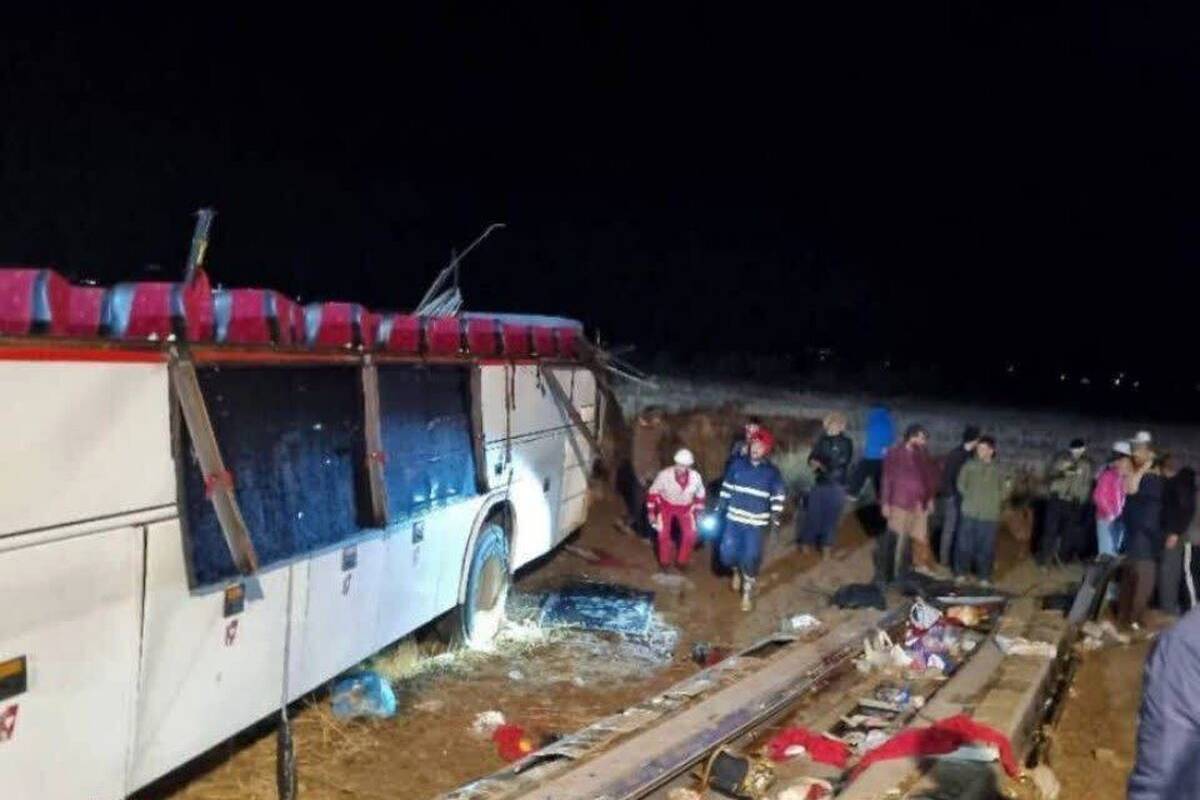 واژگونی اتوبوس در محور کرمانشاه؛ ۱۸ نفر مصدوم شدند 