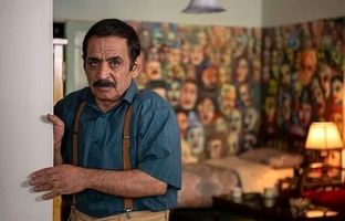 پاپاراتزی ایرانی؛ ژست بازیگر جوکر با کتابِ همسر رئیس جمهور آمریکا! 