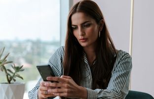 8ویژگی شخصیتی آدم‌هایی که «سریع» جواب پیام‌ها را می‌دهند