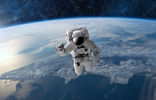 تصاویری از حرکت عجیب فضانورد ناسا برای گرفتن یک ماهواره! + ویدئو