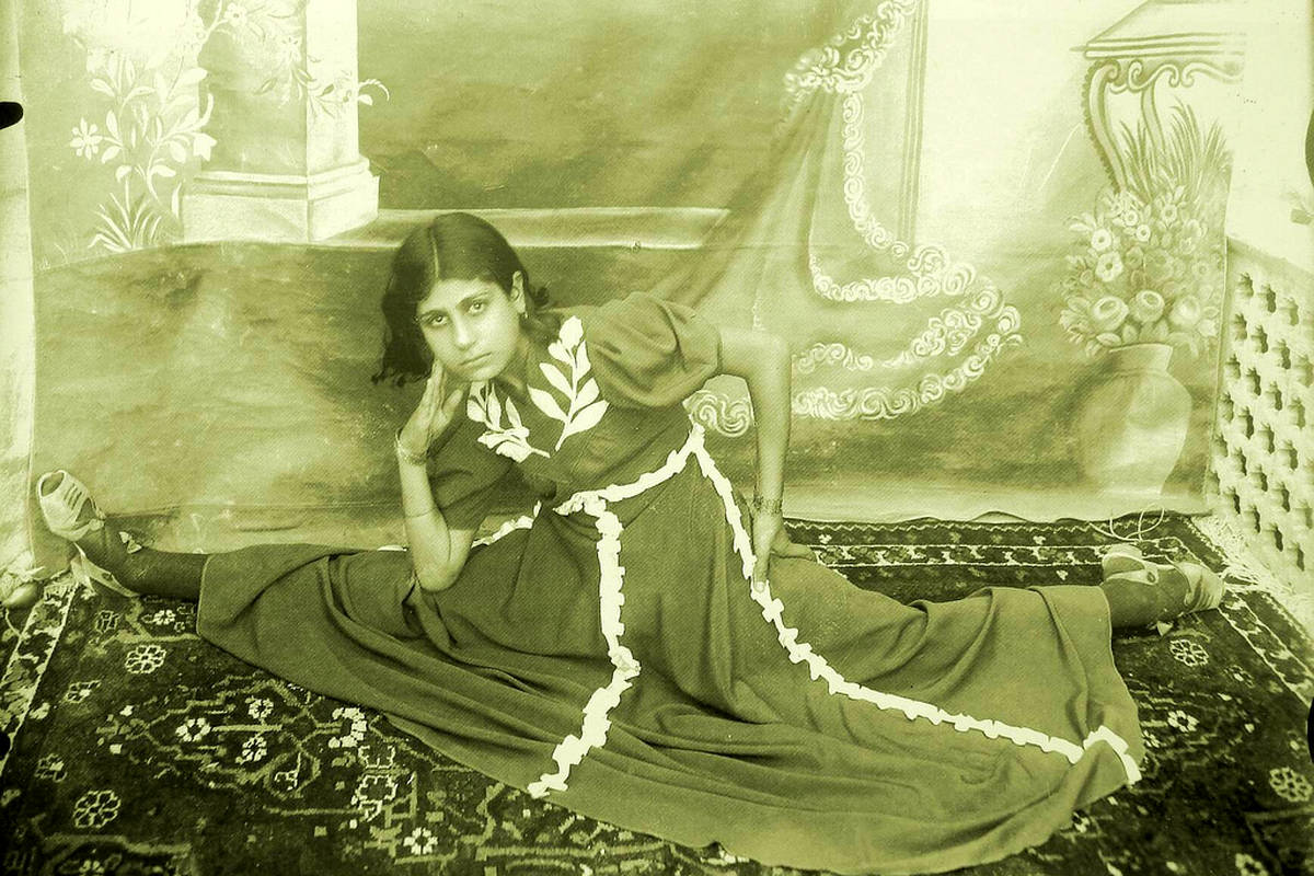 ژشت جالب دختر ژیمناستیک کار ایرانی در دهه 1330 + عکس