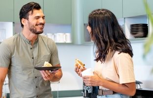 8 نشانه که می‌گوید طرف خیلی جذب‌ تان شده است اما فکر می‌کند این احساس یک‌ طرفه است