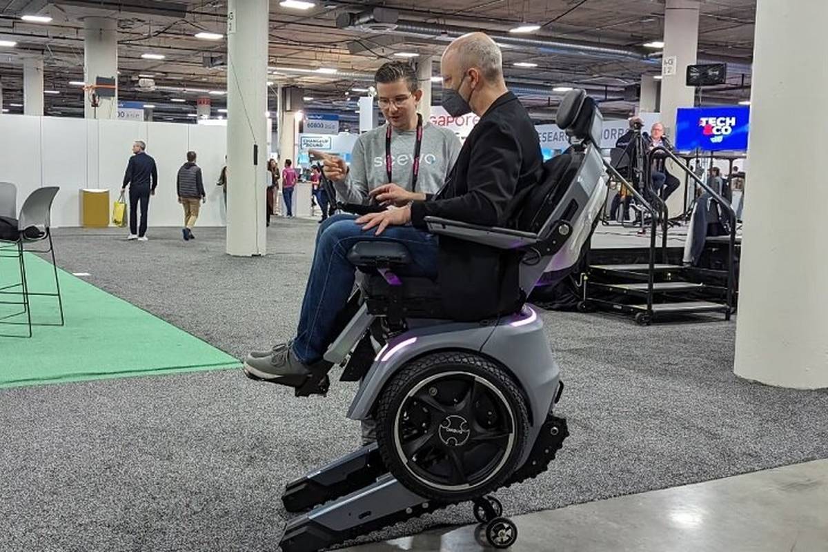 ویلچری که از پله بالا می‌رود