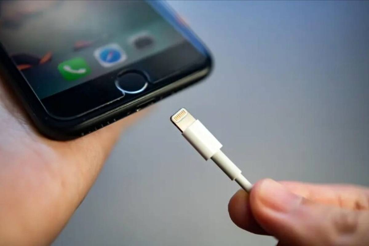 (ویدئو) آتش گرفتن آیفون به هنگام شارژ